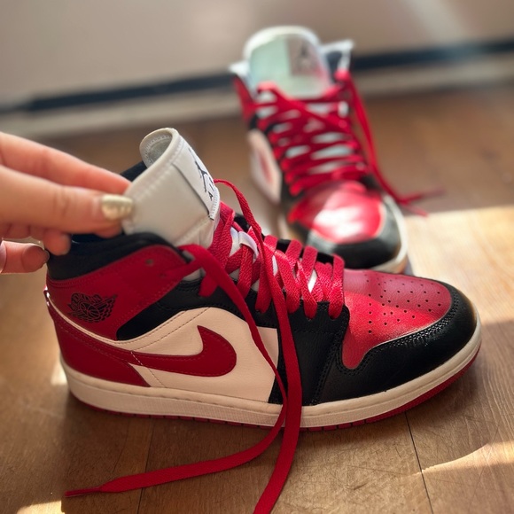 Wmns Air Jordan 1 Mid 'Alternate Bred Toe - Picture 2 of 9